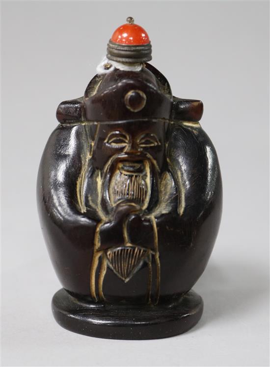 A Chinese carved horn snuff bottle 8cm